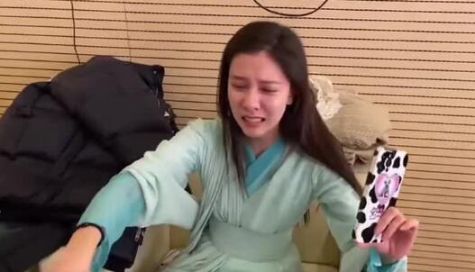 宋妍霏录《演员3》压力大 与孟美岐通话诉苦泪奔